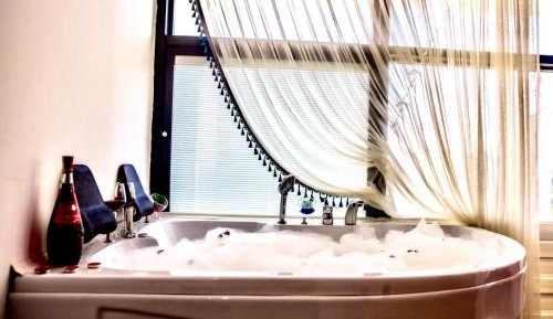Queen Room with Spa Bath