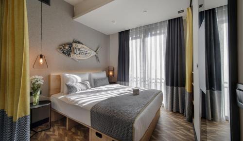 One-Bedroom Apartment ( LARGE )