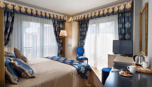 Deluxe Double Room (2 Adults + 1 Child)