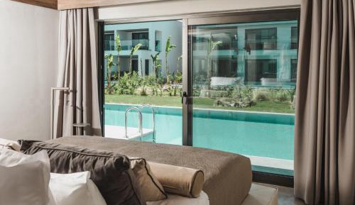 Family Suite Swim Up Land View