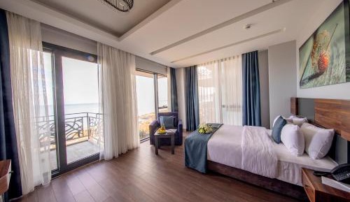 Deluxe Room with Balcony and Sea View