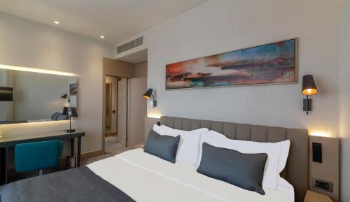 Standard King Room with City View