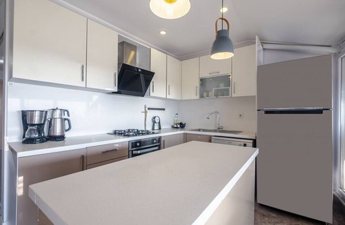 Maltepe Apartment | Sea View Sleek Flat near Transportation in Maltepe