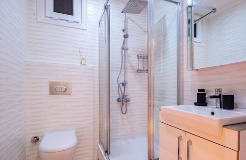 Maltepe Apartment | Sea View Sleek Flat near Transportation in Maltepe