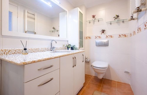 Moda Apartment | Chic Flat with Balcony near Moda Shore
