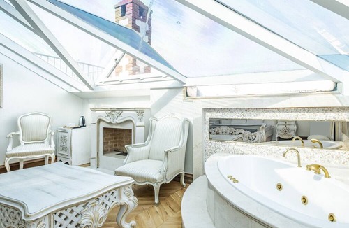 Beylerbeyi Apartment | Awe Studio w Garden in Historic Mansion