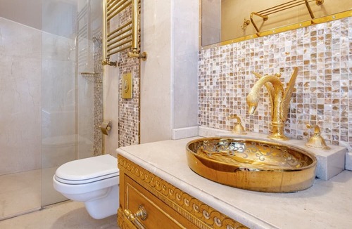 Beylerbeyi Apartment | Awe Studio w Garden in Historic Mansion