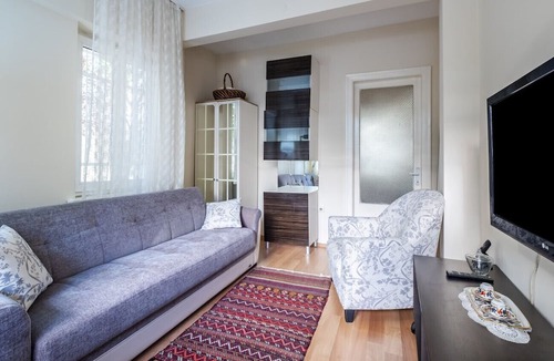 Caddebostan Mahallesi Apartment | Chic Flat with Balcony Close to Caddebostan Shore