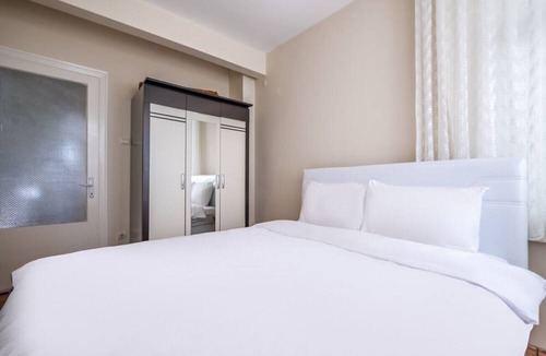 Caddebostan Mahallesi Apartment | Chic Flat with Balcony Close to Caddebostan Shore