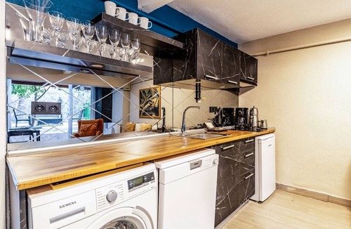 Rasimpasa Apartment | Modern Flat with Backyard in Kadikoy