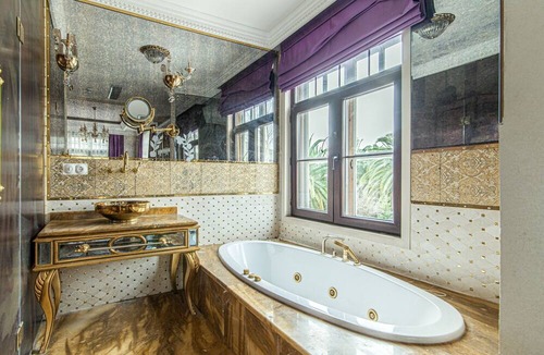 Beylerbeyi Villa | Mansion w Bosphorus View with Balcony and Garden