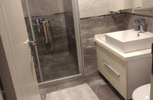 Kucukcekmece Apartment | Merkezi konumda çarşının tam üstünde ulaşımı kolay modern daire
