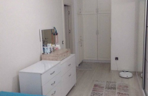 Kucukcekmece Apartment | Merkezi konumda çarşının tam üstünde ulaşımı kolay modern daire