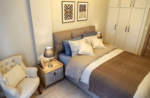 Ciftlikkoy Apartment | Modern, Large Apartment with Sea View