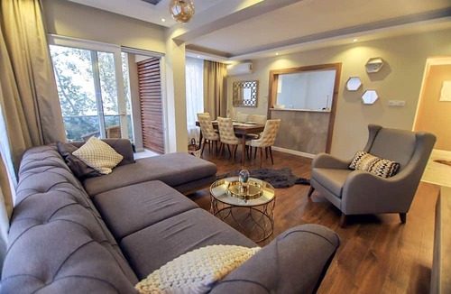 Ciftlikkoy Apartment | Modern, Large Apartment with Sea View