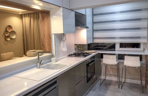 Ciftlikkoy Apartment | Modern, Large Apartment with Sea View