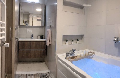 Ciftlikkoy Apartment | Modern, Large Apartment with Sea View
