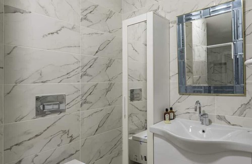 Moda Apartment | This apartment is a 3 bedroom(s), 2.5 bathrooms, located in Kadıköy, İstanbul.