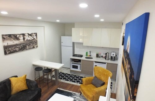 Bakırkoy House | Central cozy flat with terrace & sea view
