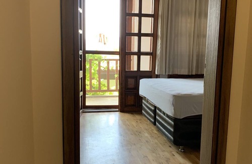 Akyaka House | Akyaka dag ve deniz manzaralı, orman yanında, guneslenme teraslı, Bahçeli