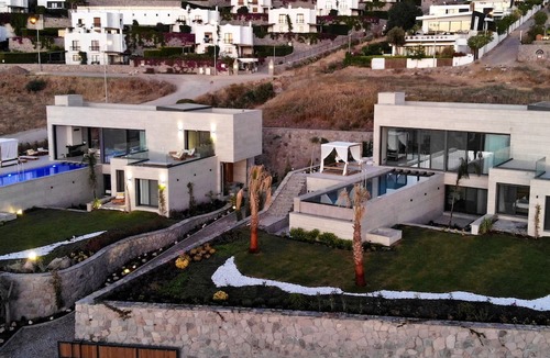 Turgutreis Villa | Bodrum Turgutreis'te Özel Havuzlu ve Deniz Manzaralı 6 Yatak Odalı Villa BV-4115