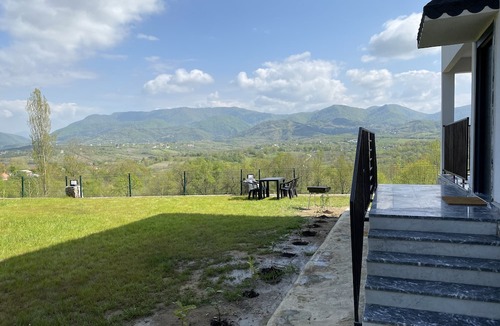 Bartin Villa | Lush Private Garden With Mountain View - Close To Beaches and Centrum