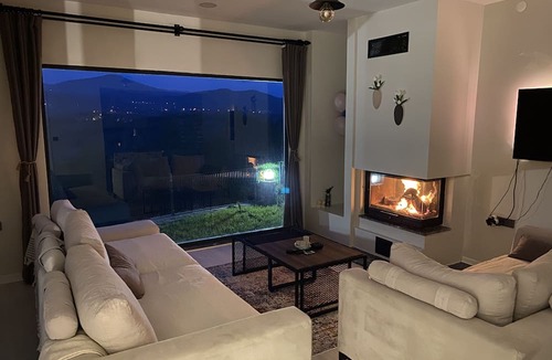 Bartin Villa | Lush Private Garden With Mountain View - Close To Beaches and Centrum