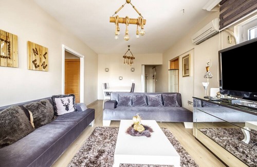 Ust Bostanci Apartment | Vibrant Flat in Atasehir with Central Location