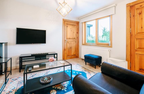 Uskudar Villa | House with Garden and Bosphorus View in Kuzguncuk