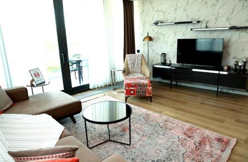 Bahcelievler Apartment | Deluxe Two-Bedroom Apartment Balcony 320