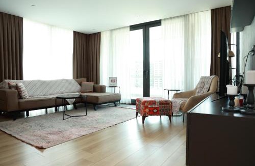 Bahcelievler Apartment | Deluxe Two-Bedroom Apartment Balcony 320