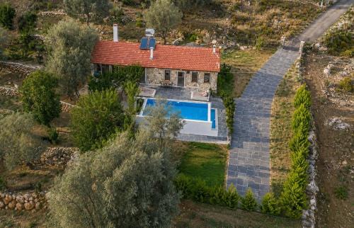 Uzumlu Villa | Villa Rose Garden with Private Pool And Jacuzzi