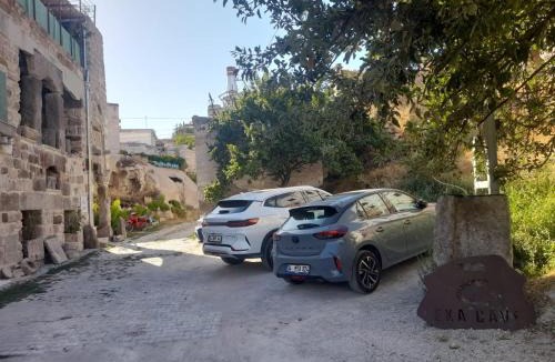 Ayvali Bed & Breakfast | Eka Cave Maison -Piscines troglodytes noires- Famille Franco-Turque