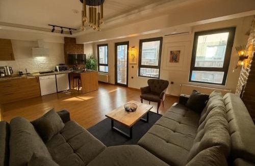 Tophane Apartment | GuestPort No 3 Luxury Suite with Balcony, 2 Bathrooms