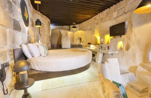Ayvali Bed & Breakfast | Eka Cave Maison -Piscines troglodytes noires- Famille Franco-Turque