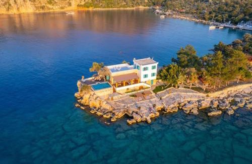 Kumluca Apartment | Üç tarafı denizli çevrili harika villa