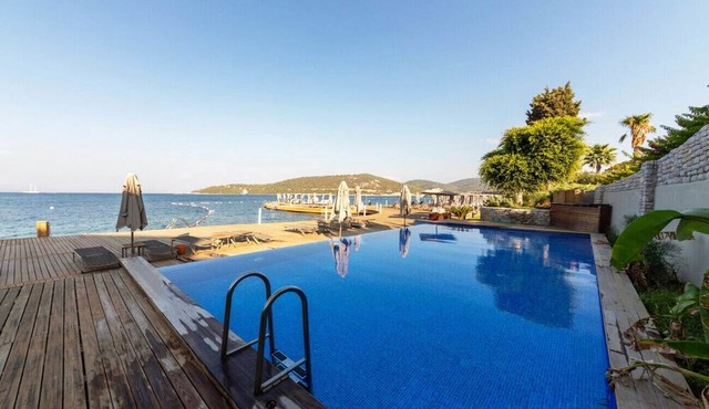 Sea View Loft House w Shared Pool 1 min to Beach in Mugla