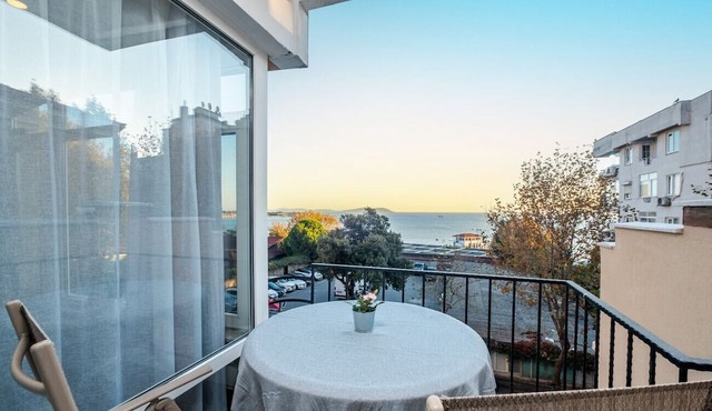 Chic Flat with Balcony near Moda Shore in Istanbul