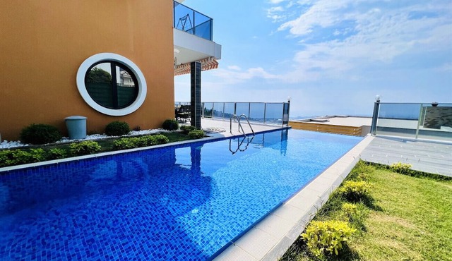 Villa with Private Pool and Terrace in Alanya