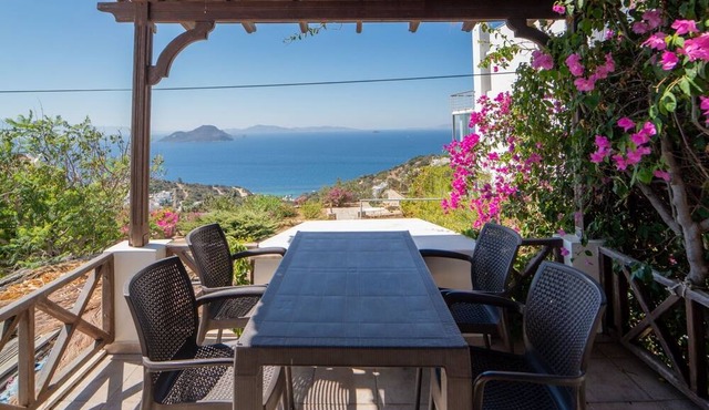 Stunning Sea View Villa w Garden, 5 min to Beach in Bodrum