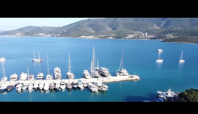Spectacular ocean views, lush gardens, and steps to the ocean! in Torba
