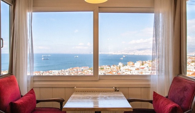 Flat with Mesmerizing Sea View in Konak