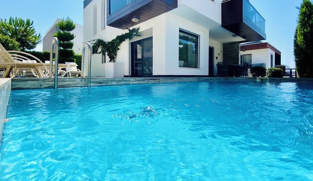Luxury Villa with private pool '' Flamingo 7'' !! Near the beach!Private parking in Aydin