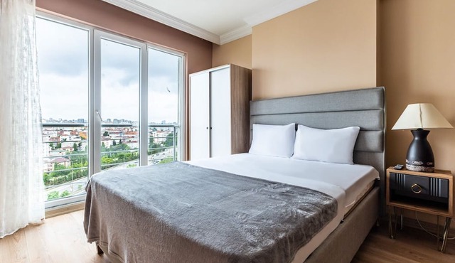 Studio Flat w City View 5 min to Emaar Square