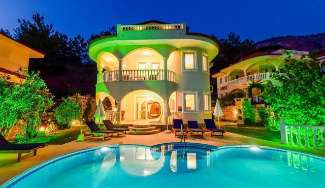 Contemporary 4BR Villa W/ Stylish Garden Dalaman Villa 1052