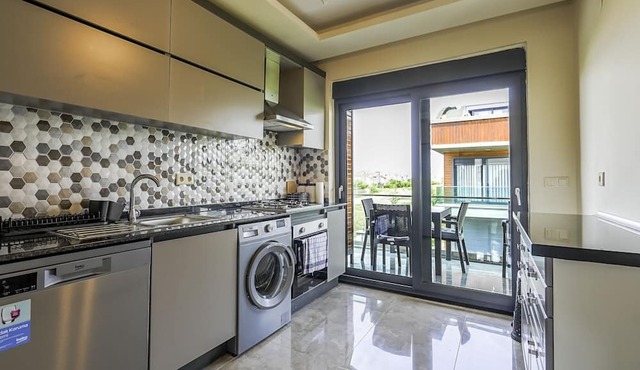 Flat w Shared Pool and Balcony 8 min to Beach in Antalya