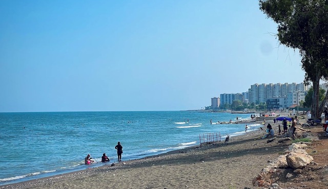 Stylish apartment with full kitchen- 6 minutes walk to beach ! in Mersin