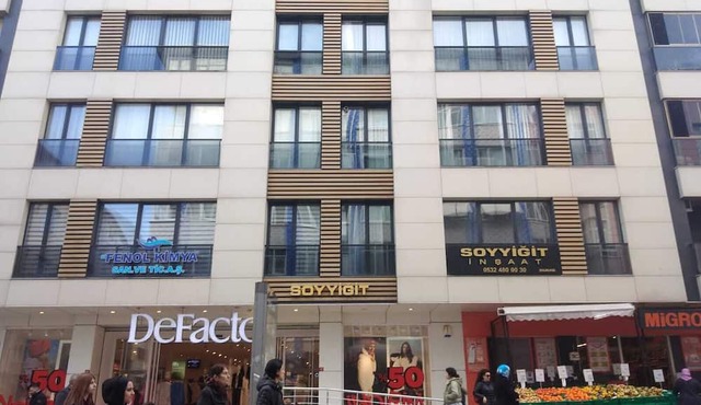 Merkezi konumda çarşının tam üstünde ulaşımı kolay modern daire in KÜÇÜKÇEKMECE