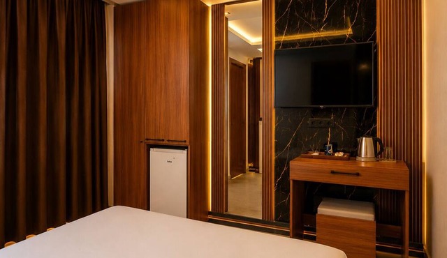 Palmiye Suit in Istanbul