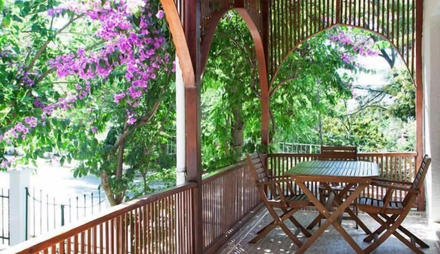 Orhan Kutbay'in Evi Turyolu Cafe Pansiyon in Adalar
